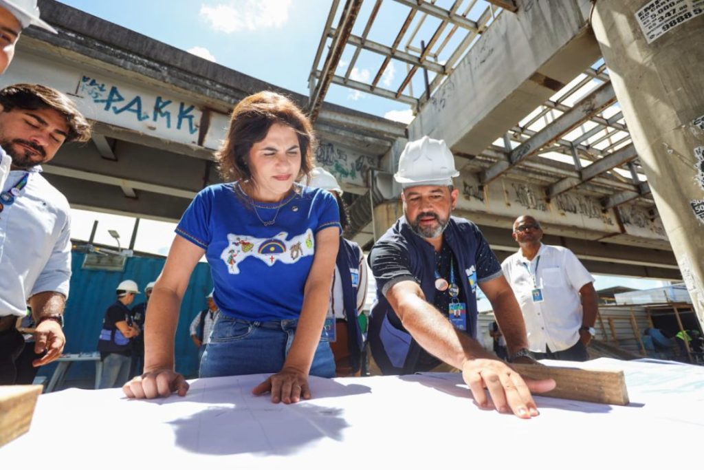Priscila Krause vistoria os trabalhos de retomada de obras da estação elevada de BRT da Caxangá