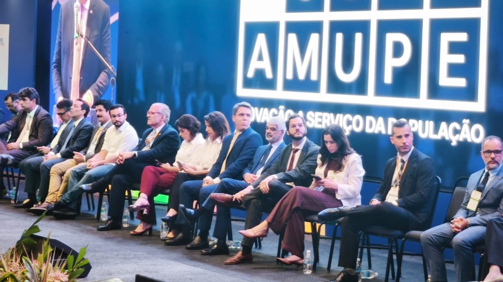 Prefeito de Garanhuns comparece a evento da Amupe mais não vai pegar cheque de R$ 15 milhões do rateio da venda da Compesa