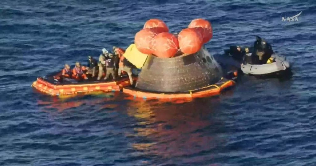 Astronautas da Artemis II são retirados da cápsula e recepcionados de volta à Terra após ‘missão perfeita’