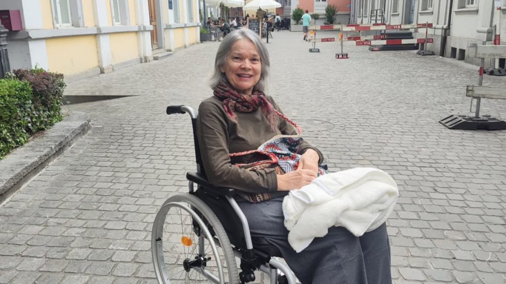 Brasileira com doença degenerativa vai à Suíça para suicídio assistido