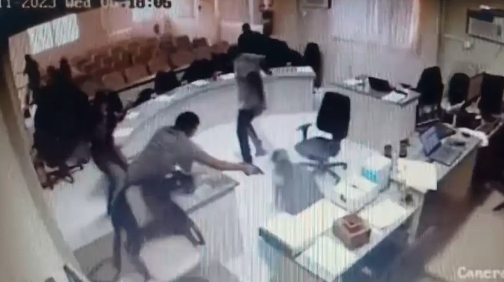 Homem que invadiu júri e atirou em réu acusado de matar seu pai é absolvido
