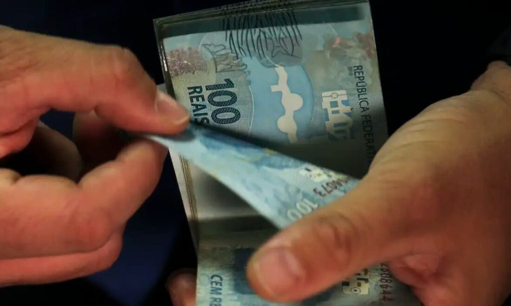 Aposentados e pensionistas do INSS podem consultar antecipação do 13º