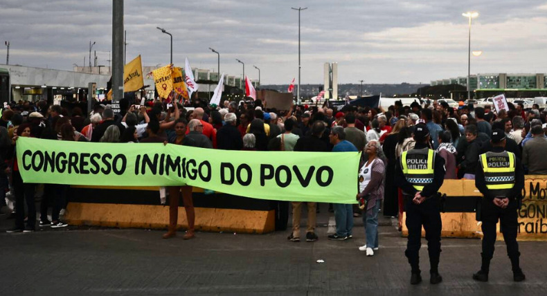 CONGRESSO INIMIGO DO POVO!