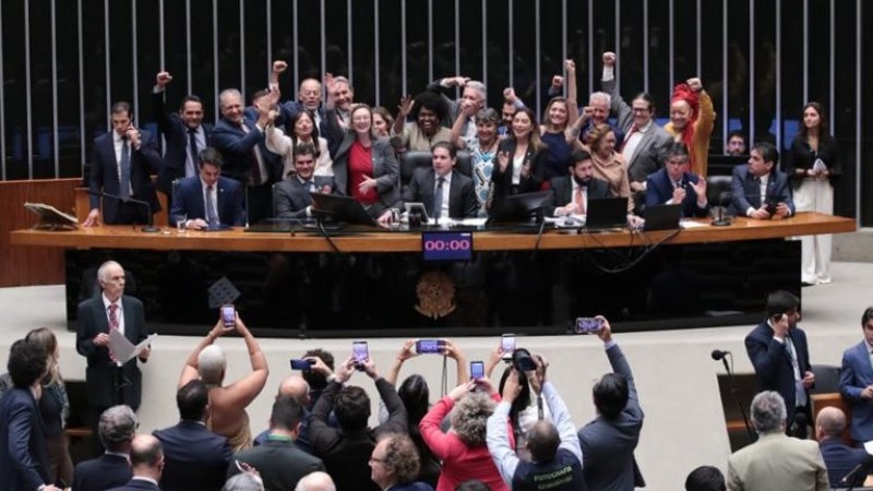 Câmara aprova MP de reajuste de 5,4% no piso salarial de professores