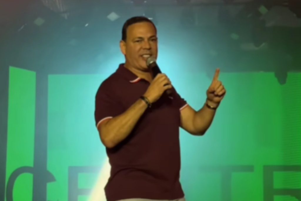 Após decisão judicial, Sivaldo Albino sobe ao palco e anuncia atrações de festival em Garanhuns