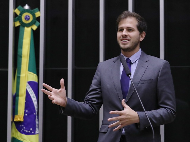 MENINO CHORÃO: Disputa eleitoral adia assinatura do contrato da Transnordestina e Pedro Campos reclama da governadora