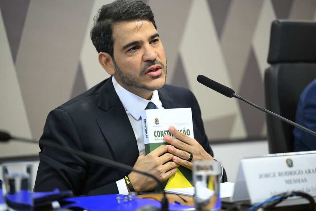 Abatido com a derrota, Messias deixa a AGU