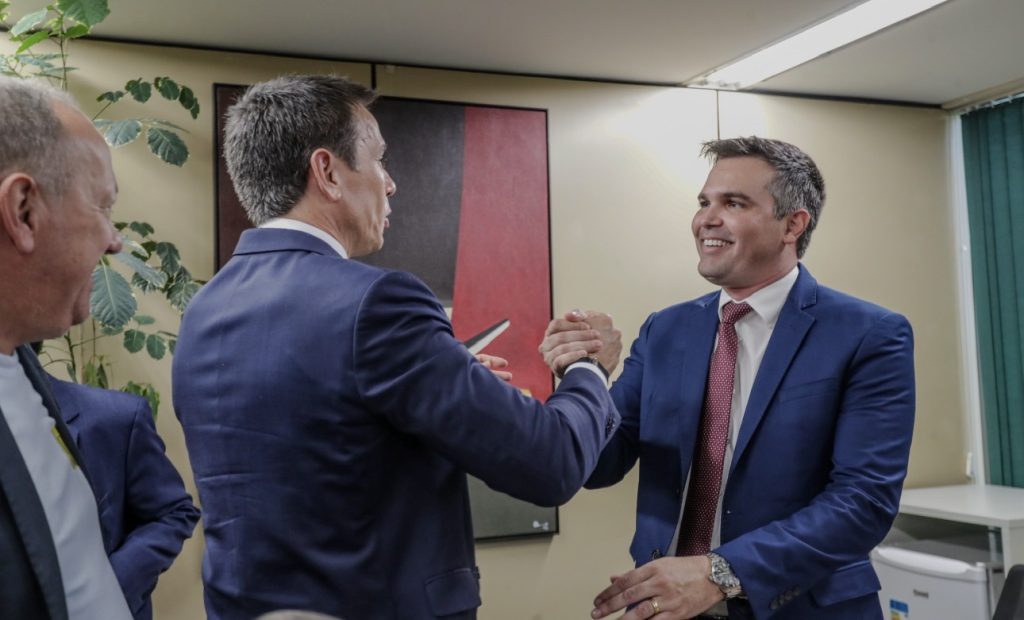 Helinho Aragão amplia protagonismo político e fortalece Santa Cruz com articulação em Brasília