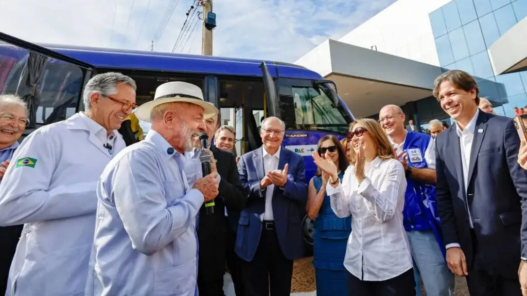 AQUI NÃO TEM DINHEIRO DO VORCARO”, DIZ LULA EM VISITA A HOSPITAL