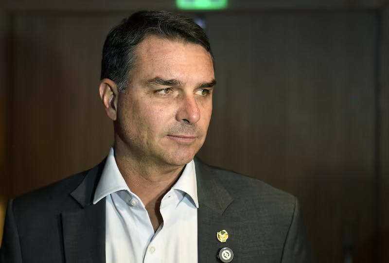 Flávio Bolsonaro, enfim, vai mostrar que tem prestígio, pelo menos na Casa Branca