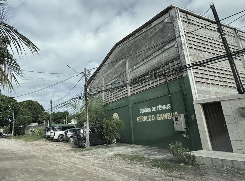 Agência de intercâmbio contratada pela Prefeitura está registrada em galpão onde funciona quadra de tênis; parecer do TCE sugeriu acionar PF, mas conselheiros liberaram contratação
