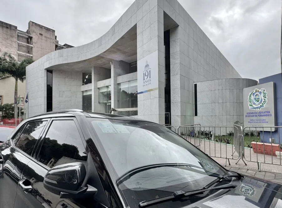Gestão Álvaro Porto acrescenta 14 novos carros de luxo à frota de aluguel da Alepe somando 92 SUVs para 49 deputados; há suspeita de veículos fantasmas