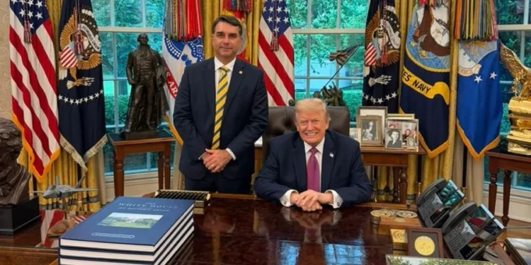 Trump recebe Flávio Bolsonaro em encontro nos EUA