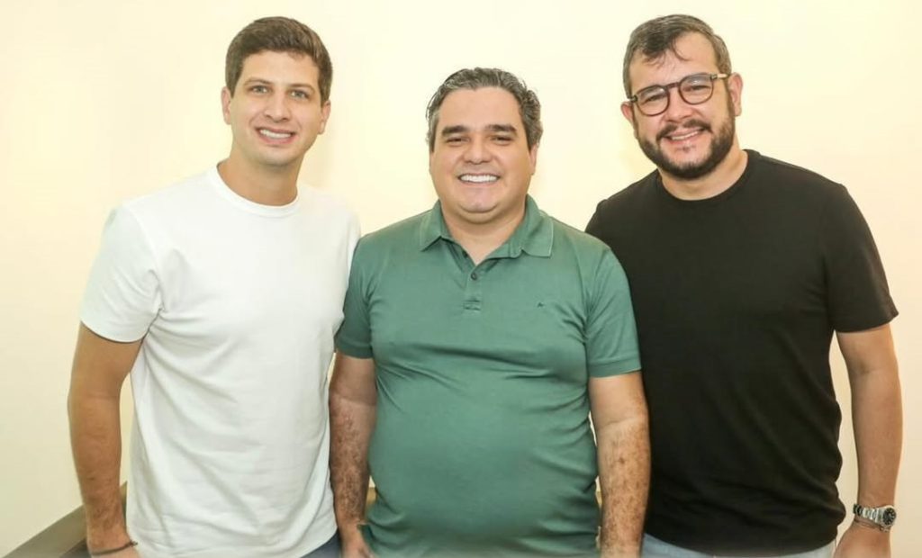 Mudou de lado mais rápido de que ligeiro,  pré-candidato a deputado estadual Moacir Bezerra anuncia apoio a João Campos ao Governo do Estado