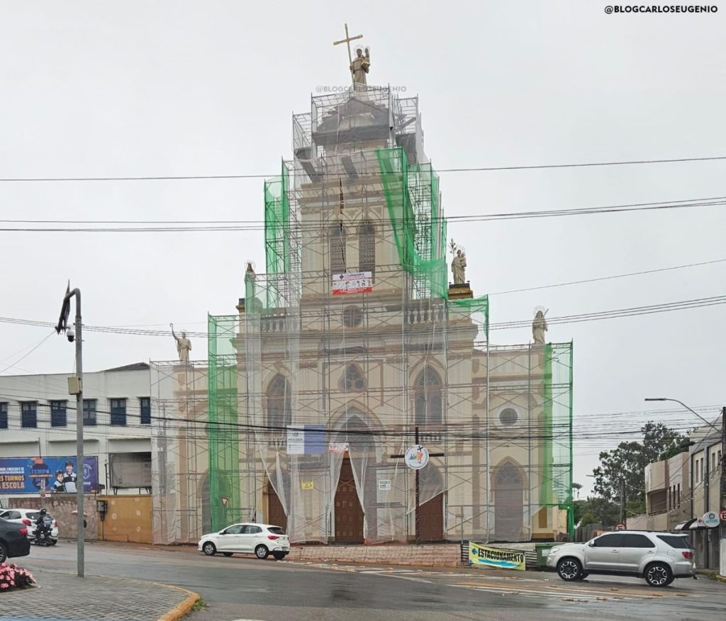 Imagem de Santo Antônio com quase Quatro Metros é instalada na Torre Central da Catedral. Confira a Programação da Trezena do Padroeiro de Garanhuns