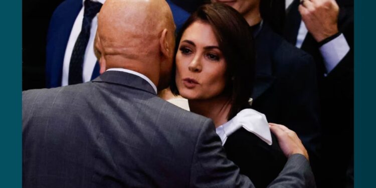 Abraço entre Moraes e Michelle Bolsonaro chama atenção em posse de Nunes Marques