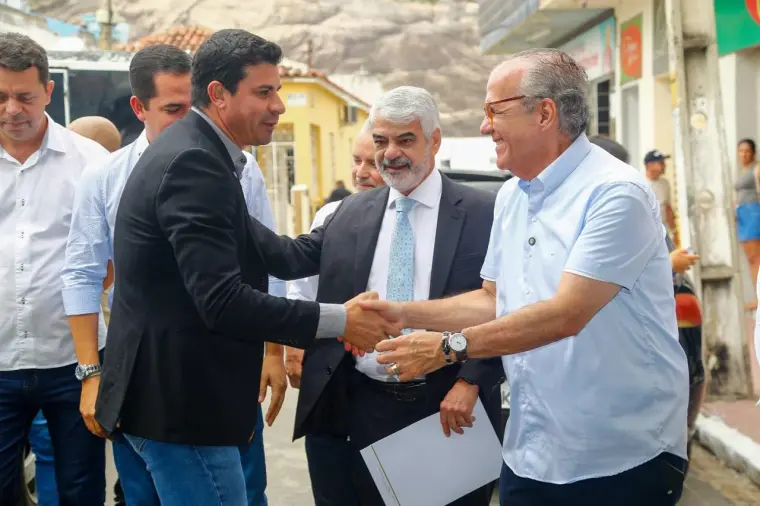 Humberto e Dueire reforçam apoio de prefeitos a ambos e trocam elogios no município de Pedra