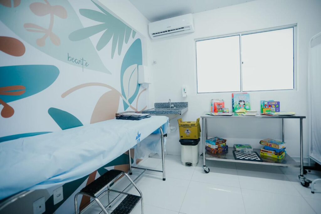 Raquel Lyra vistoria obras no Hospital São Lucas e visita novo ambulatório em Noronha 