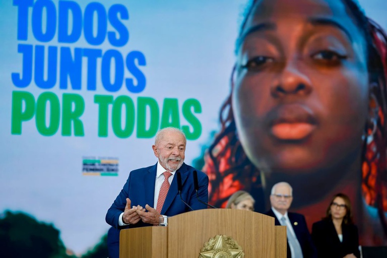 Lula assina decreto e sanciona leis para ampliar proteção às mulheres  