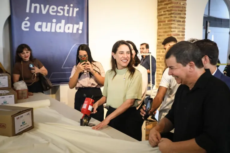 Com foco no fortalecimento da cadeia têxtil de Pernambuco, a governadora Raquel Lyra entrega equipamentos para laboratórios de capacitação em dez municípios