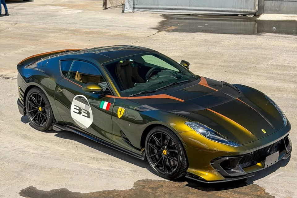 Ferrari exclusiva chama atenção ao chegar no Porto de Suape, em Ipojuca; valor pode chegar a R$ 15 milhões