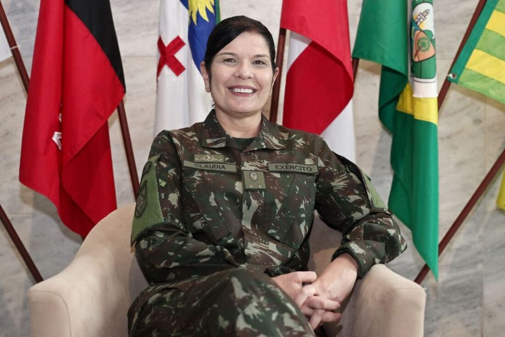 Primeira general do Exército, Claudia Cacho relembra raízes e celebra avanço da força feminina