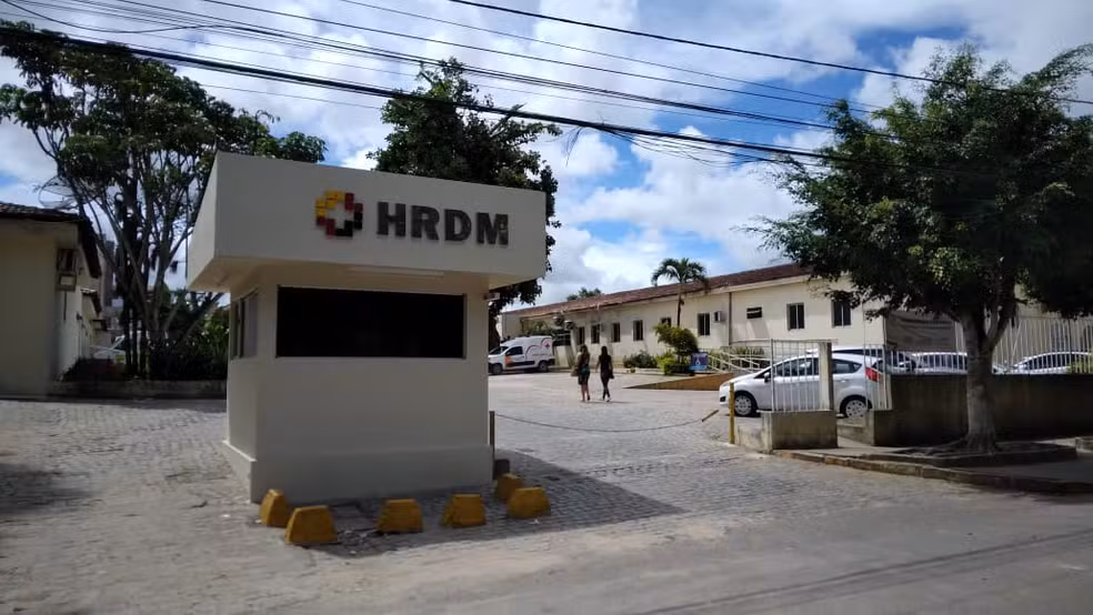 Carro invade Hospital Regional Dom Moura, e deixa três feridos