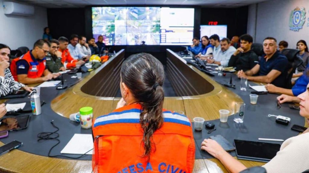 Raquel Lyra sobrevoa áreas atingidas pela chuva em Pernambuco e lamenta mortes: “Profunda tristeza”