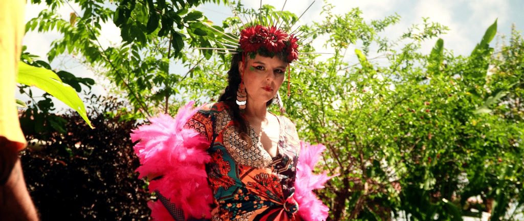 CALOPSITA LANÇA CLIPE DE AU REVOIR, SINGLE DO EP O REVOAR