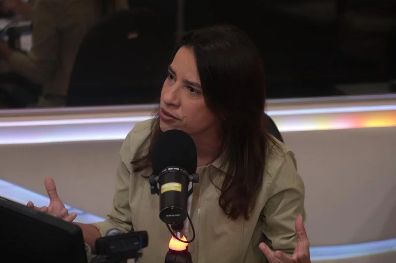“Estamos retirando a população de áreas de risco, onde há possibilidade de inundação e deslizamentos”, diz Raquel Lyra