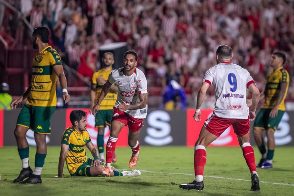 Náutico destrava retranca, vence o Cuiabá nos Aflitos e assume a liderança da Série B