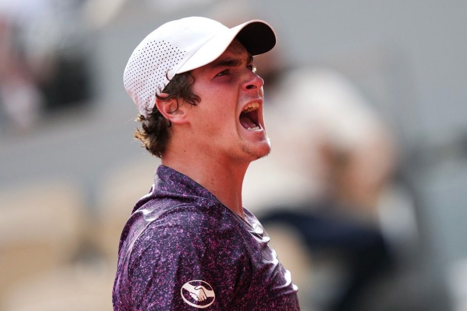 Histórico: João Fonseca vence Djokovic e avança em Roland Garros