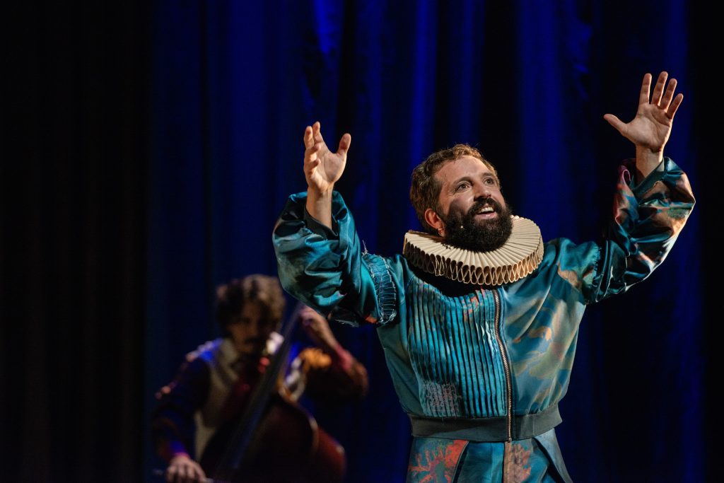 Gregorio Duvivier traz ao Teatro Guararapes o espetáculo premiado O Céu da Língua