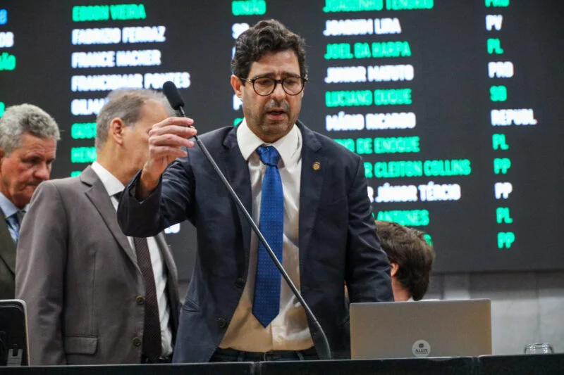 Vice-presidente da Alepe já gastou R$ 1,1 milhão com aluguel de veículos desde 2023; gasto é por fora dos contratos oficiais da Casa