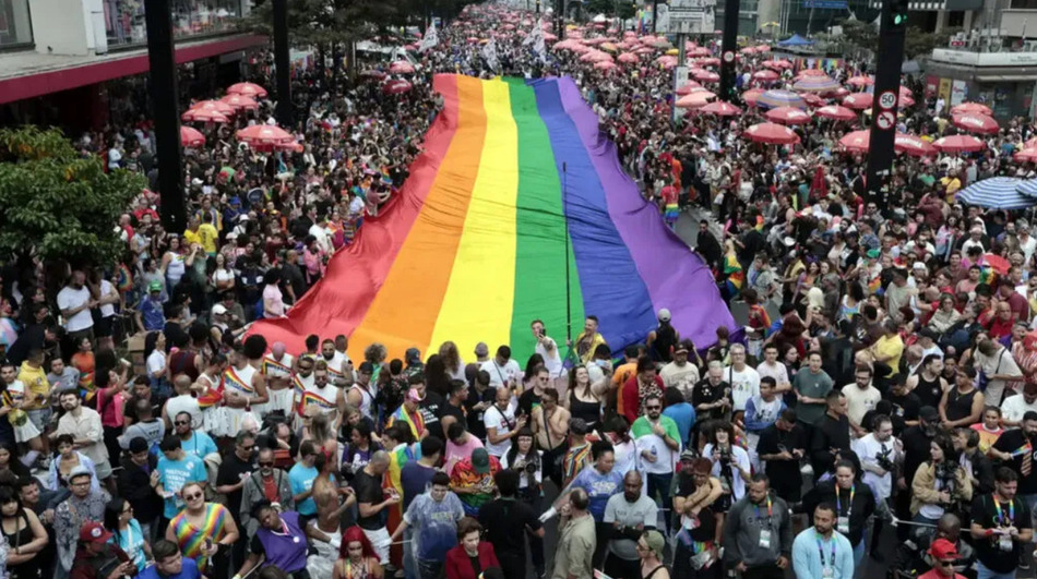 Com tema político, Parada LGBT+ em SP reúne multidão com camisas do Brasil e famílias com crianças