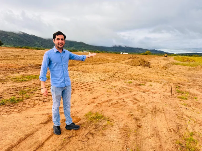 Claudiano Filho acompanha início da terraplanagem da Escola Técnica Estadual de Águas Belas