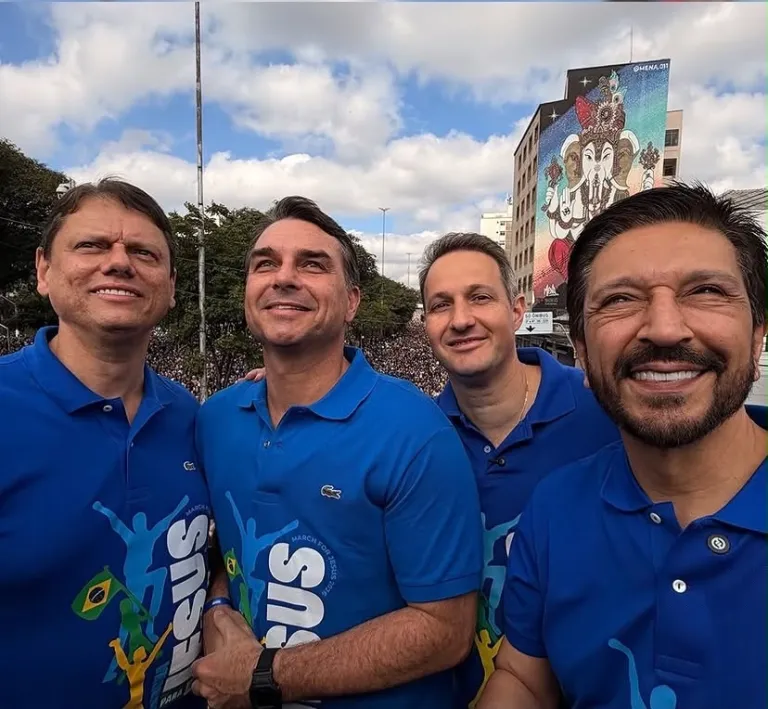 Marcha para Jesus: Flávio Bolsonaro afirma que “mundo do mal” será expulso do governo