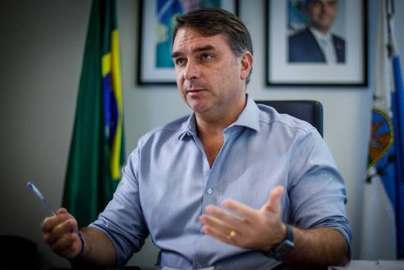 Em evento de mulheres, Flávio Bolsonaro discursa e esposa silencia