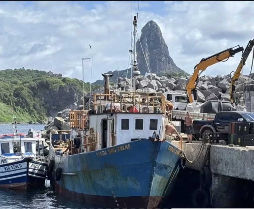 BARCO COM 54 TONELADAS DE CARGA COLIDE COM NAUFRÁGIO EM PORTO DE FERNANDO DE NORONHA