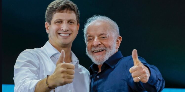 Lula cumpre promessa e grava vídeo lacônico para João Campos, que celebra