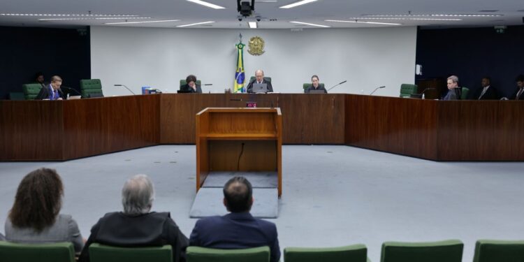 STF mantém prisão de pai e primo de Vorcaro em sessão marcada por troca de farpas entre Gilmar e Mendonça