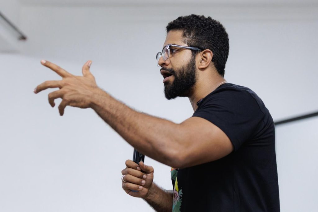 Jones Manoel mobiliza juventude e movimentos sociais em giro pelo Sertão do Estado