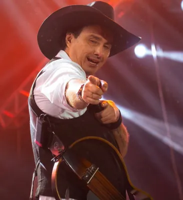 Vicente Nery, uma das atrações da Expoagro 2026, joga violão no palco e abandona show em Angelim