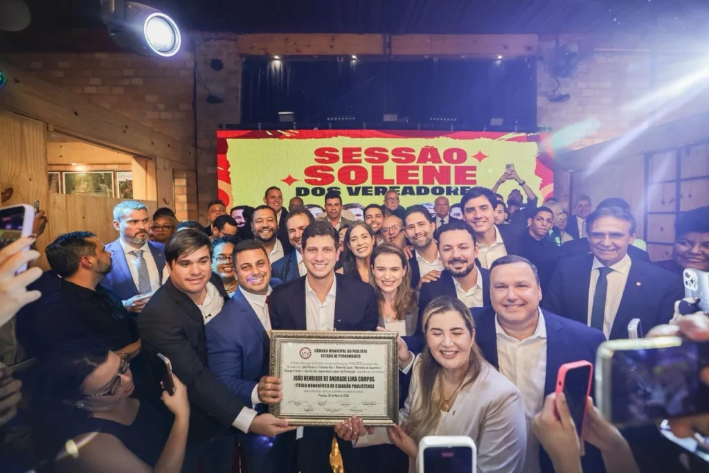 João Campos recebe titulo de cidadão de Paulista, mesmo forçado por alguns vereadores e encontra a velha guarda da política