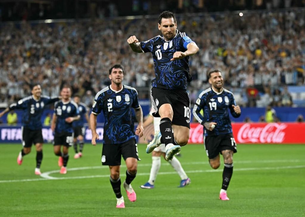Com gol de Messi, Argentina vence Jordânia (3-1) e fecha campanha 100% no Grupo J da Copa
