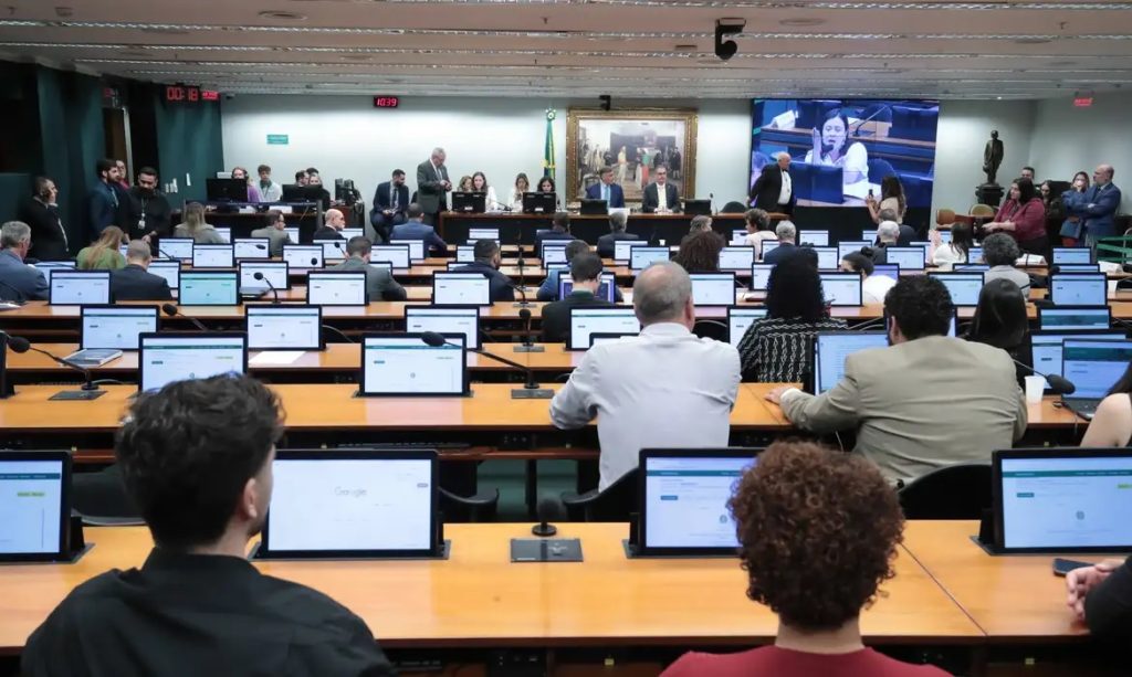 Comissão da Câmara aprova PEC que reduz maioridade penal para 16 anos