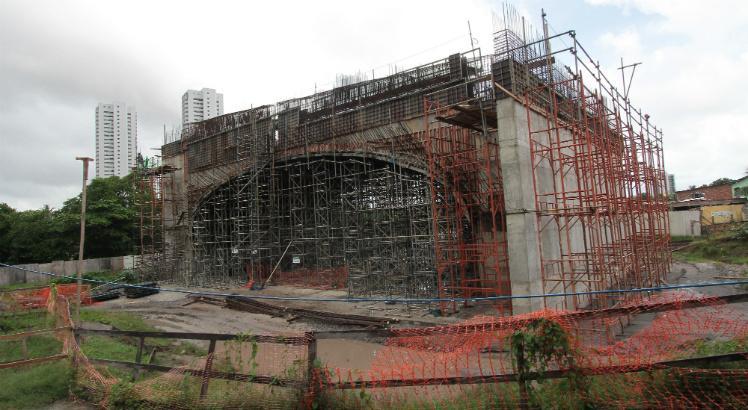 Em 2017, Pernambuco acumulava mais de 1,5 mil obras paralisadas e R$ 6,2 bilhões em contratos; números expõe legado de gestão do PSB