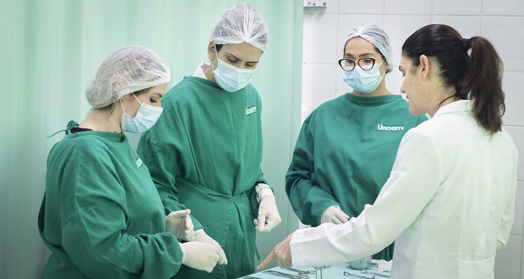 Classe da enfermagem cada dia menos prestigiada, ainda vive atrás do seu piso salarial, já a Comissão do Senado aprova novo piso salarial de médicos e dentistas