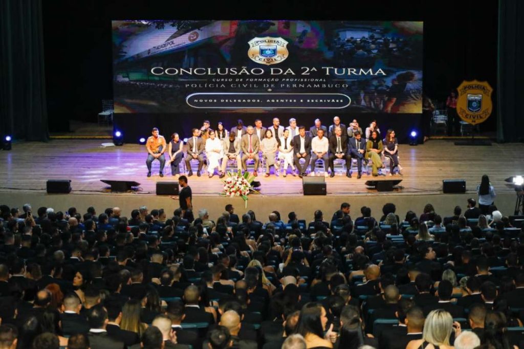 Pernambuco forma 457 policiais civis e recebe 124 novas viaturas