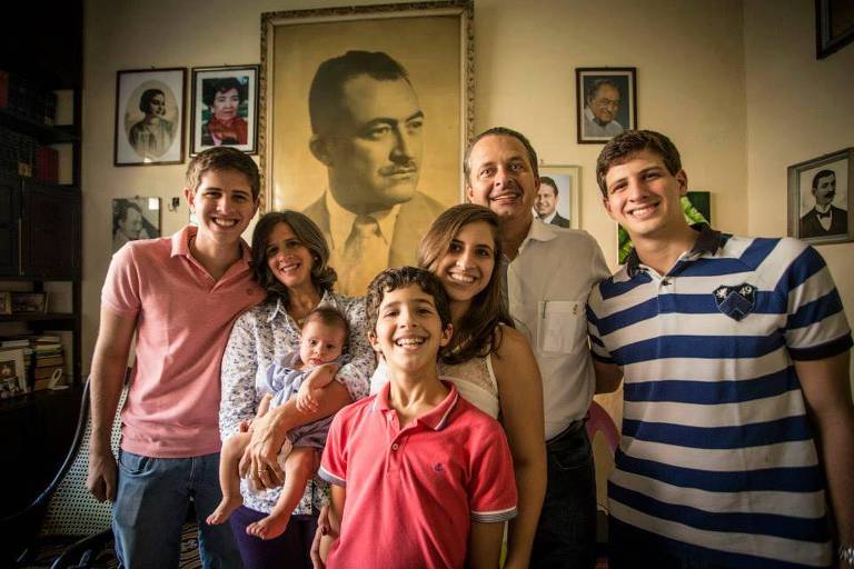 MESMO EXPLORANDO A IMAGEM DO PAI, JOÃO NÃO CRESCE, VÊ RAQUEL BATER QUASE 70%DE APROVAÇÃO E COM CHANCE DE VITÓRIA NO 1º TURNO